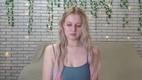 Snapshot of emiliaduchess chatting on 12/15/24, 10:50 Amili online show from 12/15/24, 10:50