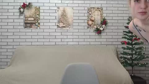 Snapshot of emiliaduchess chatting on 12/17/24, 06:24 Amili online show from 12/17/24, 06:24