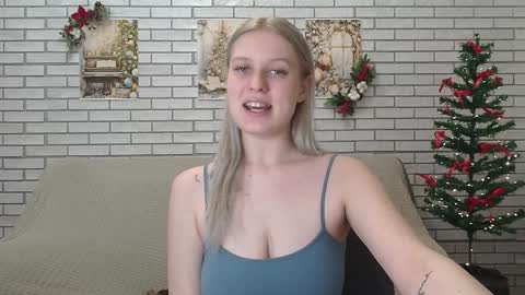 Snapshot of emiliaduchess chatting on 12/19/24, 12:12 Amili online show from 12/19/24, 12:12