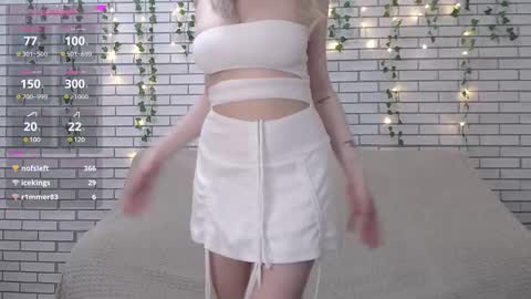 Snapshot of emiliaduchess chatting on 02/17/25, 04:26 Amili online show from 02/17/25, 04:26