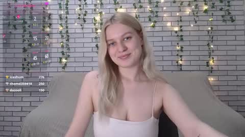 Snapshot of emiliaduchess chatting on 02/20/25, 04:25 Amili online show from 02/20/25, 04:25