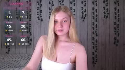 Snapshot of emiliaduchess chatting on 10/19/25, 12:28 Amili online show from 10/19/25, 12:28