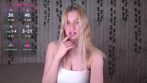 Snapshot of emiliaduchess chatting on 11/28/25, 03:47 Amili online show from 11/28/25, 03:47