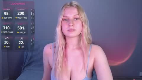 Snapshot of emiliaduchess chatting on 05/19/26, 02:23 Amili online show from 05/19/26, 02:23