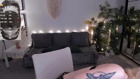 Snapshot of emiliahurrison chatting on 05/27/26, 08:22 Call me Emilia next stream on Friday at 10 AM GMT online show from 05/27/26, 08:22