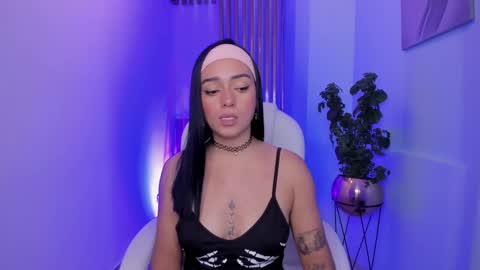 Snapshot of emiliarose_ chatting on 03/02/25, 11:42 EmiliaRose online show from 03/02/25, 11:42