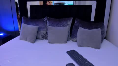 Emillie online show from 10/22/25, 10:09