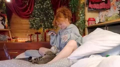 Snapshot of emiliyafox chatting on 12/21/25, 11:17 Emi online show from 12/21/25, 11:17