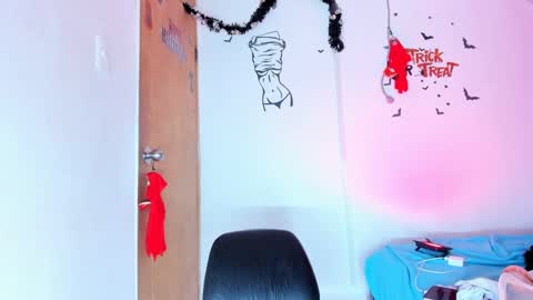 Snapshot of emilly_coper18 chatting on 10/12/25, 01:21 emily online show from 10/12/25, 01:21