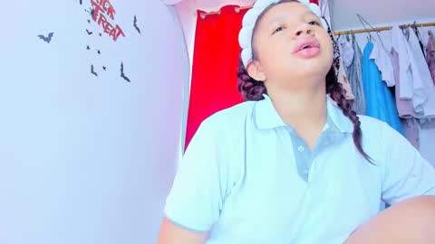 Snapshot of emilly_coper18 chatting on 11/23/25, 01:33 emily online show from 11/23/25, 01:33