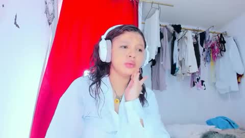 Snapshot of emilly_coper18 chatting on 12/14/25, 02:00 emily online show from 12/14/25, 02:00