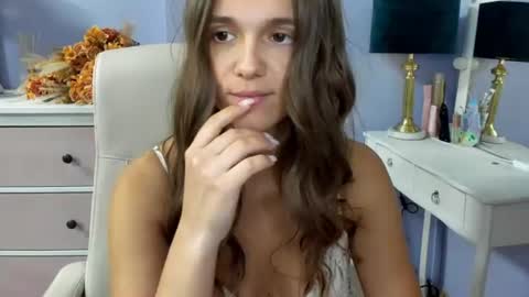 Snapshot of emilly_lust99 chatting on 06/15/26, 06:48 Emilly online show from 06/15/26, 06:48