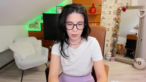 Snapshot of emillytaylor chatting on 11/14/25, 04:55 EmillyTaylor online show from 11/14/25, 04:55