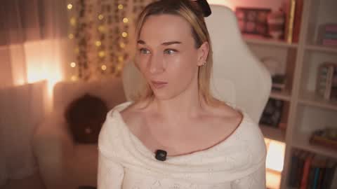 Em -  online show from 12/24/24, 12:00