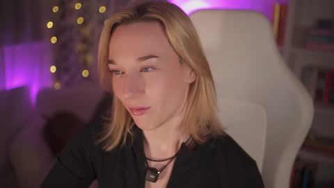 Em -  online show from 01/16/25, 10:44