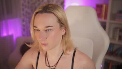 Em -  online show from 01/28/25, 10:12