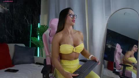 Snapshot of emily_foxx01 chatting on 11/04/25, 09:47 Emily foxx01 online show from 11/04/25, 09:47