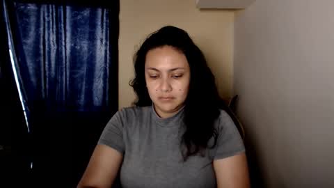 Snapshot of emily_galvis chatting on 12/17/25, 12:11 online show from 12/17/25, 12:11