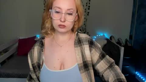 Snapshot of emily_gin chatting on 09/29/25, 02:16 EMILY online show from 09/29/25, 02:16