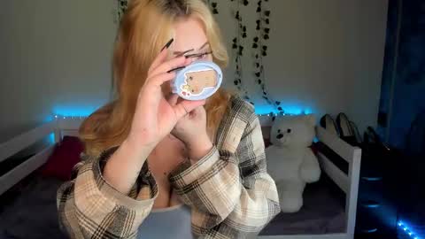 Snapshot of emily_gin chatting on 10/05/25, 09:51 EMILY online show from 10/05/25, 09:51
