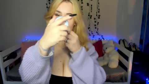 Snapshot of emily_gin chatting on 10/18/25, 02:25 EMILY online show from 10/18/25, 02:25