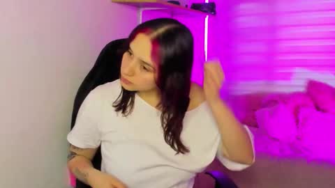 Snapshot of emily_lindey chatting on 12/14/25, 11:26 emily_lindey online show from 12/14/25, 11:26