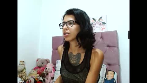 Snapshot of emily_loperaa chatting on 01/04/25, 11:27 Emily online show from 01/04/25, 11:27