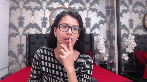 Snapshot of emily_loperaa chatting on 01/31/25, 04:27 Emily online show from 01/31/25, 04:27