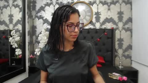 Snapshot of emily_loperaa chatting on 03/01/25, 06:00 Emily online show from 03/01/25, 06:00