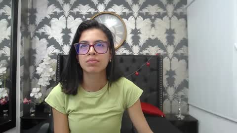Snapshot of emily_loperaa chatting on 03/05/25, 04:24 Emily online show from 03/05/25, 04:24