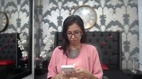 Snapshot of emily_loperaa chatting on 03/05/25, 07:27 Emily online show from 03/05/25, 07:27