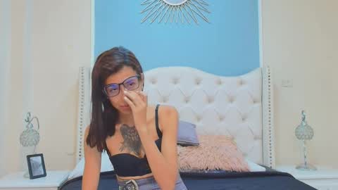 Snapshot of emily_loperaa chatting on 09/17/25, 11:39 Emily online show from 09/17/25, 11:39