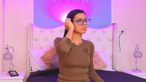 Snapshot of emily_loperaa chatting on 09/21/25, 09:49 Emily online show from 09/21/25, 09:49