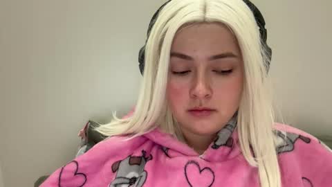 Snapshot of emily_morning_dew chatting on 12/19/25, 09:44 emily_morning_dew online show from 12/19/25, 09:44