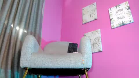 Snapshot of emily_oxx chatting on 06/20/26, 06:22 Emily online show from 06/20/26, 06:22