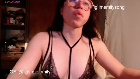 Snapshot of emily_pearl_ chatting on 05/26/26, 10:39 emily_pearl_ online show from 05/26/26, 10:39