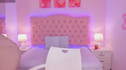 Snapshot of emily_roux chatting on 02/19/25, 12:25 EMILY online show from 02/19/25, 12:25