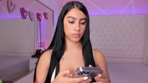 Snapshot of emily_roux chatting on 02/26/25, 08:48 EMILY online show from 02/26/25, 08:48