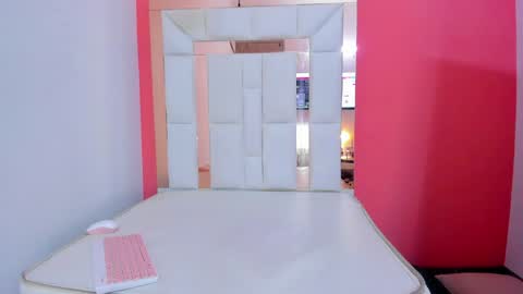 Snapshot of emily_sexy3 chatting on 01/12/25, 05:01 Emily online show from 01/12/25, 05:01