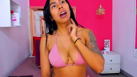 Snapshot of emily_sexy3 chatting on 02/25/25, 11:19 Emily online show from 02/25/25, 11:19