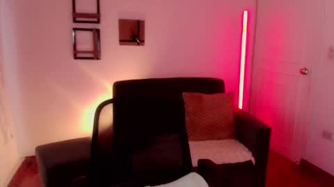 Snapshot of emily_swan_04 chatting on 02/27/25, 04:21 Emily  Swan online show from 02/27/25, 04:21