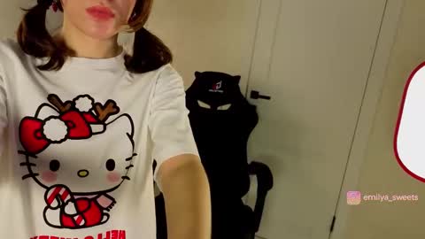 Snapshot of emily_sweetts chatting on 12/14/25, 05:18 emily_sweetts online show from 12/14/25, 05:18