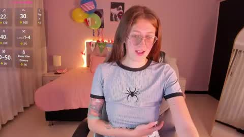 Snapshot of emily_warren__ chatting on 06/17/26, 08:54 emily_warren__ online show from 06/17/26, 08:54