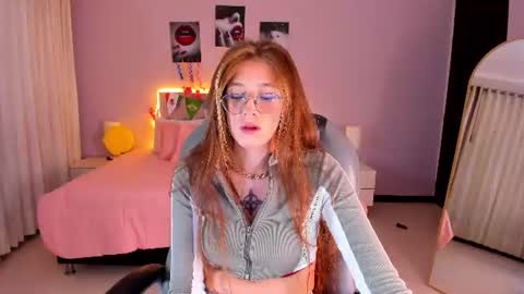 Snapshot of emily_warren__ chatting on 07/10/26, 08:11 emily_warren__ online show from 07/10/26, 08:11