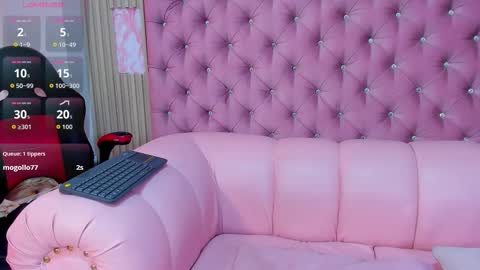 Snapshot of emilycastro_ chatting on 12/04/25, 04:27 Emily online show from 12/04/25, 04:27