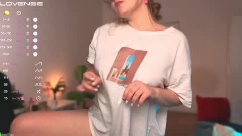 Snapshot of emilyforelsket chatting on 01/11/25, 12:29 Emily online show from 01/11/25, 12:29