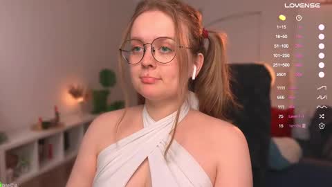 Snapshot of emilyforelsket chatting on 03/02/25, 12:32 Emily online show from 03/02/25, 12:32