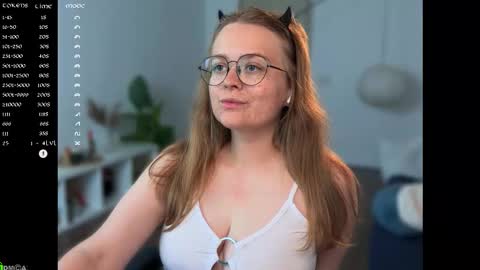 Snapshot of emilyforelsket chatting on 09/11/25, 12:05 Emily online show from 09/11/25, 12:05