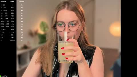 Snapshot of emilyforelsket chatting on 11/30/25, 12:09 Emily online show from 11/30/25, 12:09