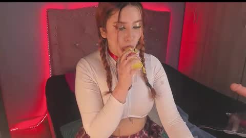 Snapshot of emilyfox1223 chatting on 10/26/25, 01:22 rosse foxter online show from 10/26/25, 01:22